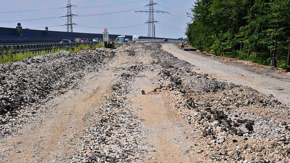 An anderen Stellen kann man von Fahrbahn noch gar nicht...