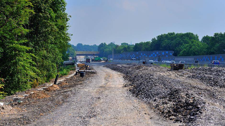 Am linken Bildrand sieht man schon die Fundamente für die Stützen, die mal die...