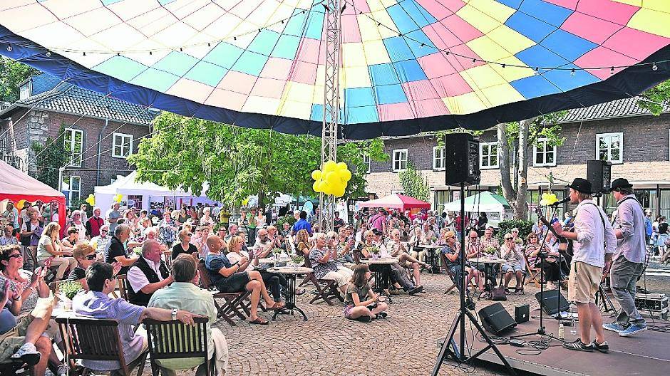  Ort der Besinnlichkeit: Wer es schattig und ruhiger haben wollte, war im Burginnenhof, so wie hier beim Auftritt der Hathunters, bestens aufgehoben.  