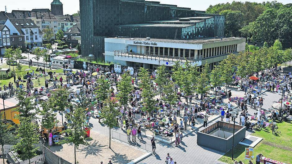  Rund um den Kindertrödel vor der Kathrin-Türks-Halle im Stadtpark gab es einige Diskussionen. Fotos (4): Felix Engel  