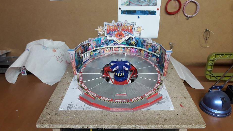 Am Devil Rock baut Leon seit vier Jahren. Er kann es kaum erwarten, dass dieses Modell...