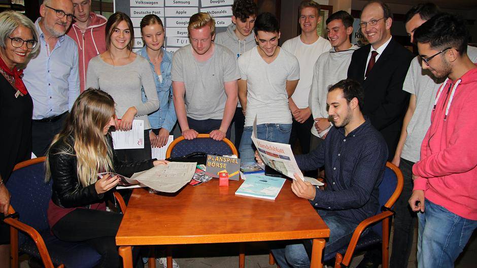 Anlageberater Simon Rediger (3.v.r.) und die bereits angemeldeten Teilnehmer des 35. Planspiels Börse begegneten bei einem virtuellen Spaziergang durch die Stadt manchem bekannten Börsenkurs.