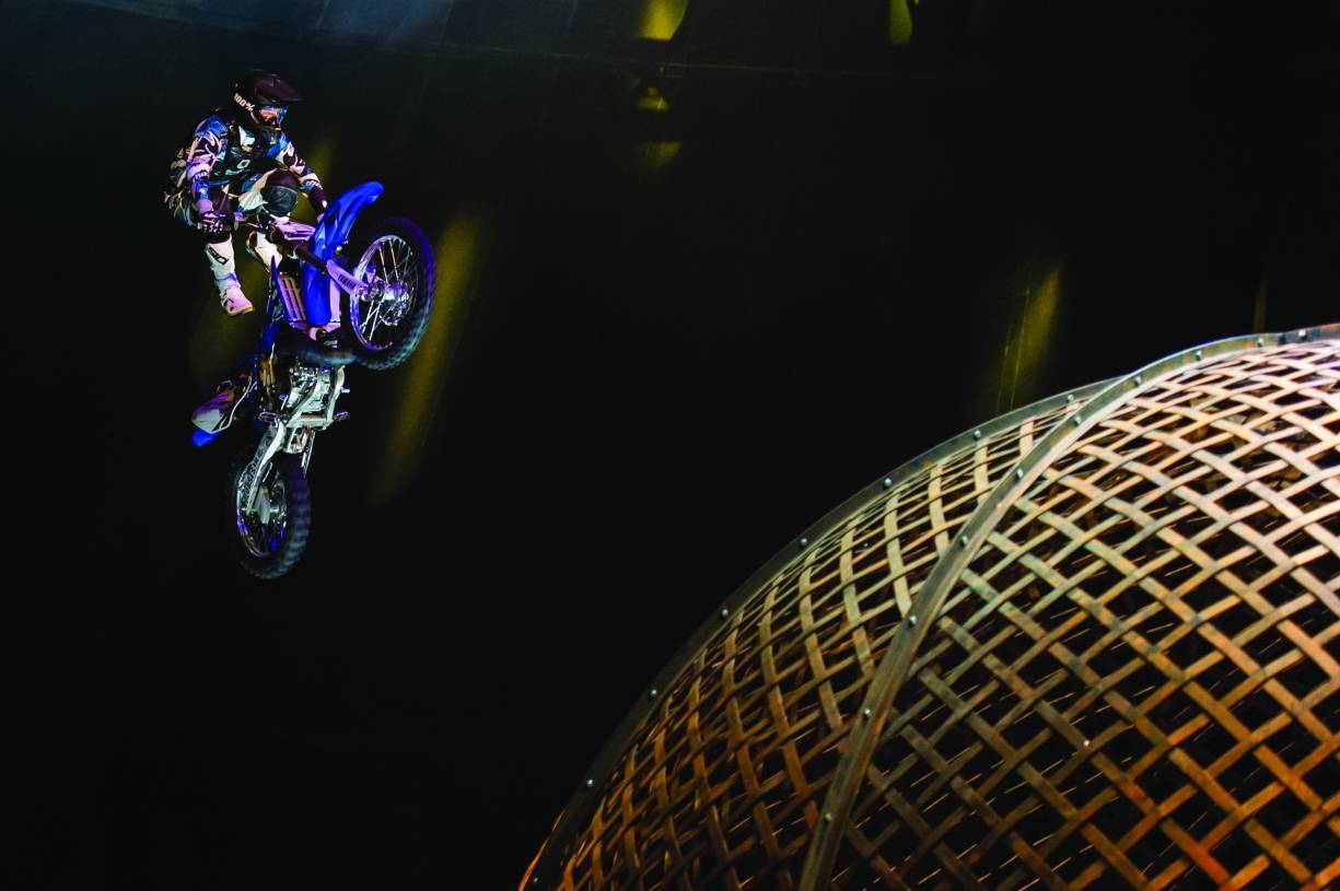  Die atemberaubenden Flic Flac-Stunst finden nun doch wieder unter der Zeltkuppel statt unter dem Dach der Kraftzentrale statt. 