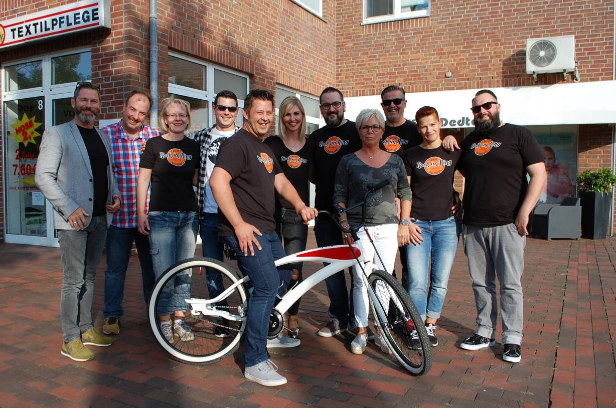  Schirmherr Atilla Cikoglu testet schon mal das „Rock im Ring Bike 2017“ und freut sich gemeinsam mit dem Orga-Team auf die Veranstaltung am Rheinkamper Ring. 