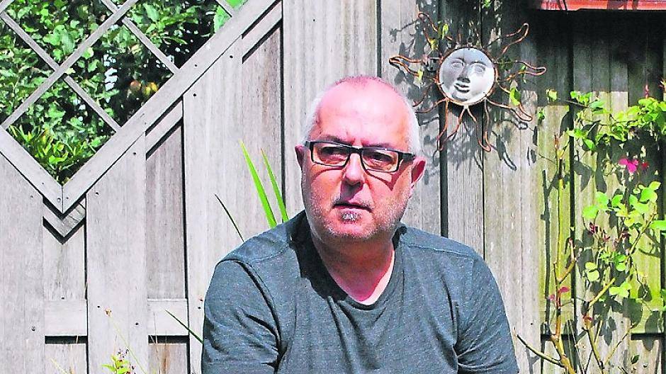 Dirk Beyer und Hund Balu wollen sich für Tiere einsetzen, deren Herrchen und Frauchen oft nicht genug Geld für die ausreichende Versorgung mit Tierfutter haben.