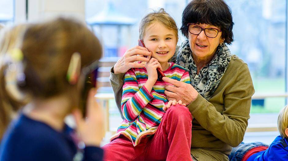 Das Foto zeigt Bärbel Koberg bei einem Ersthelferkurs der Maxikinder im Kindergarten.
