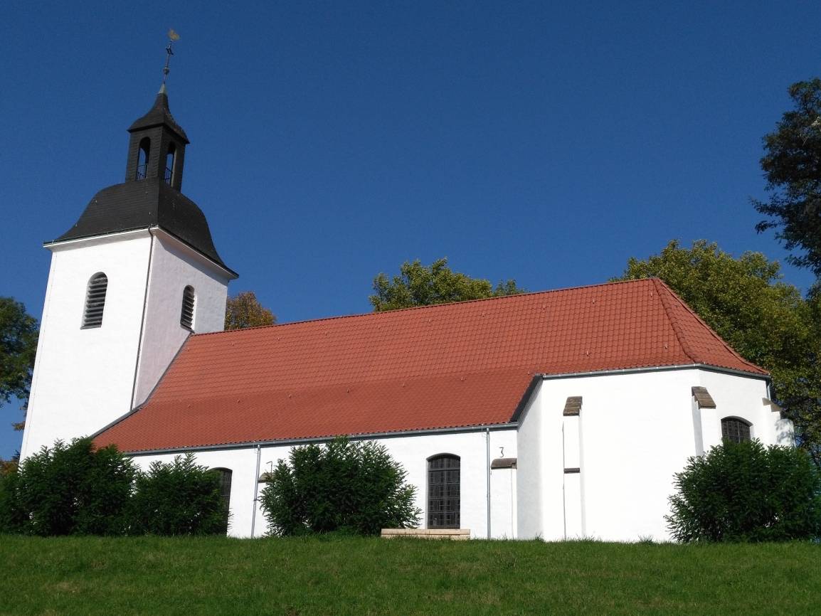  Frisch gestrichen mit neuem Dach und neuer Uhr, so steht sie da am Damm im Dorf Friemersheim. 