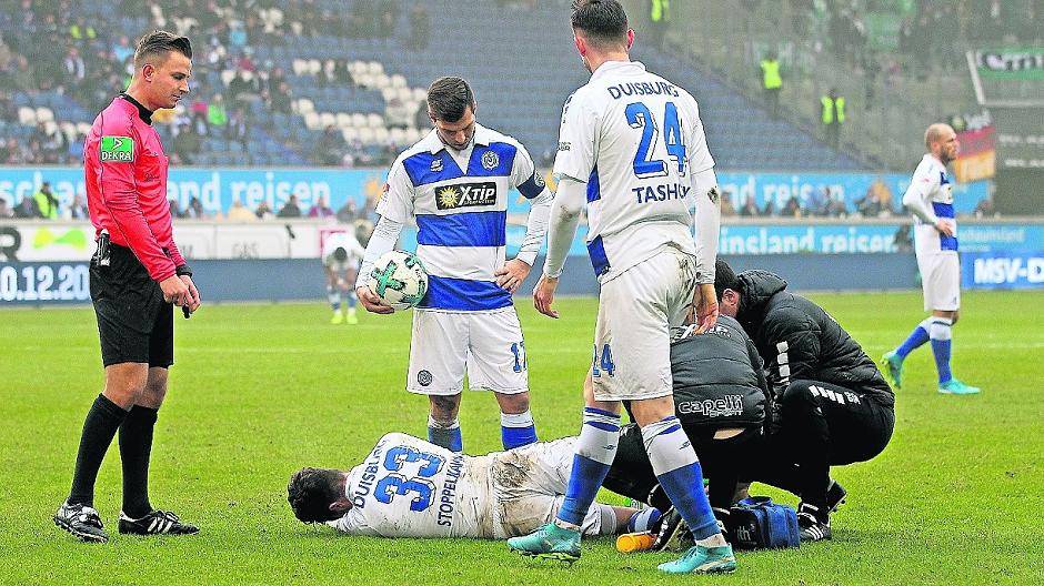  Bitterer Moment für den MSV. Der sehr stark aufspielende Moritz Stoppelkamp bleibt nach einem Zweikampf mit Lukas Gugganig liegen und muss verletzt vom Platz getragen werden. 