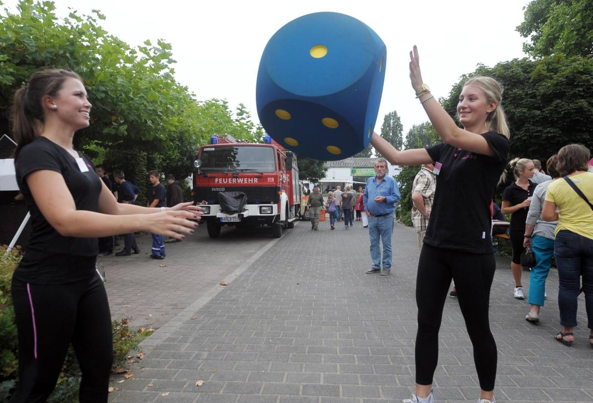  Auf dem Sommerfest vom Runden Tisch Rumeln-Kaldenhausen gibt es viel zu entdecken. Neben den Versorgungs- und Aktionsständen, präsentieren sich zahlreiche Mitglieder des Runden Tisches mit ihren Produkten und Dienstleistungen an entsprechenden Infoständen. Darüber hinaus erwartet die Besucher auf dem weitläufigen Areal sicherlich noch die eine oder andere Überraschung. 
