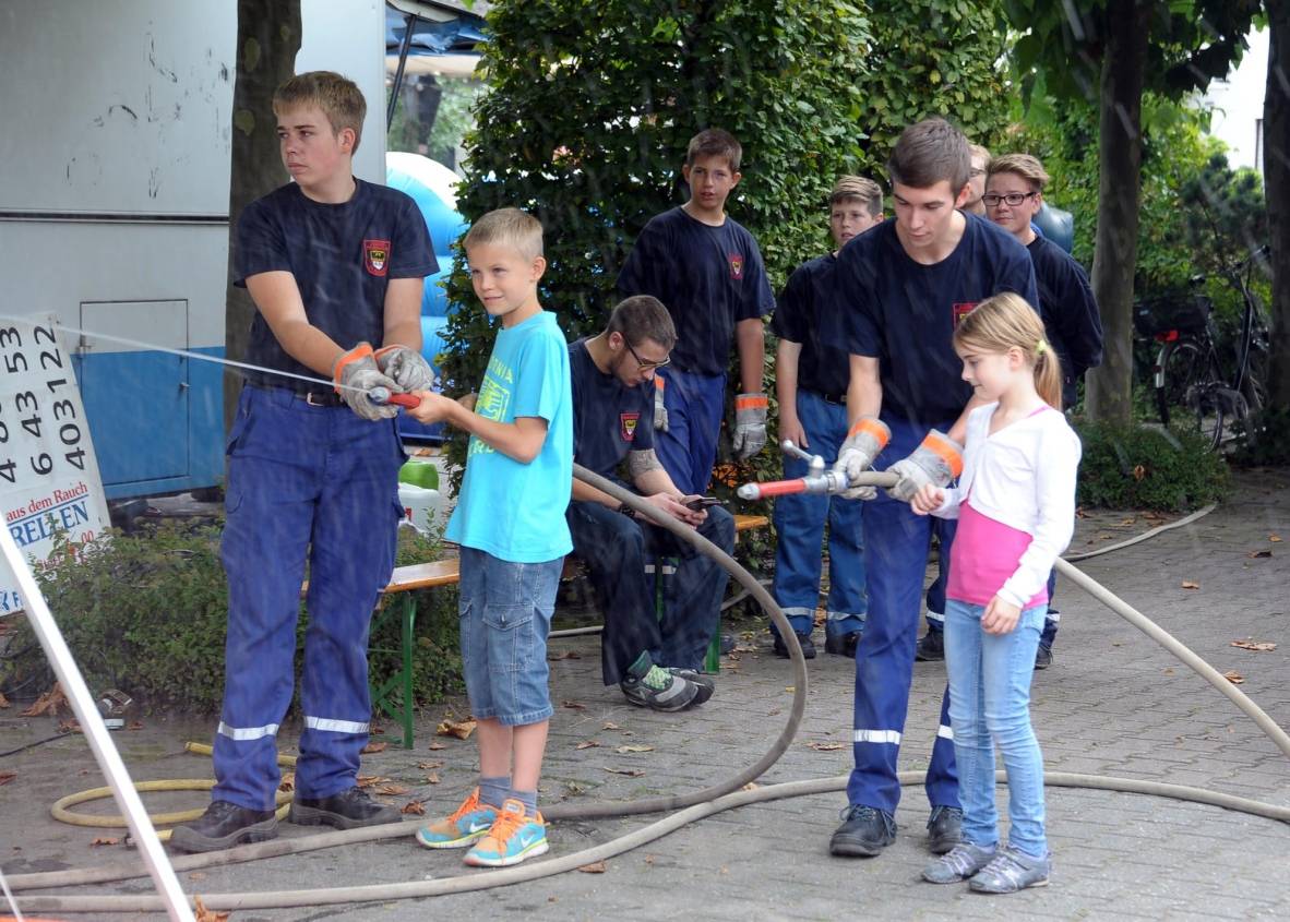  Nachwuchssorgen bei der Freiwilligen Feuerwehr scheint es nicht zu geben. Beim Sommerfest können sich auch die kleinen Besucher informieren und selber mal praktische Erfahrungen sammeln. 
