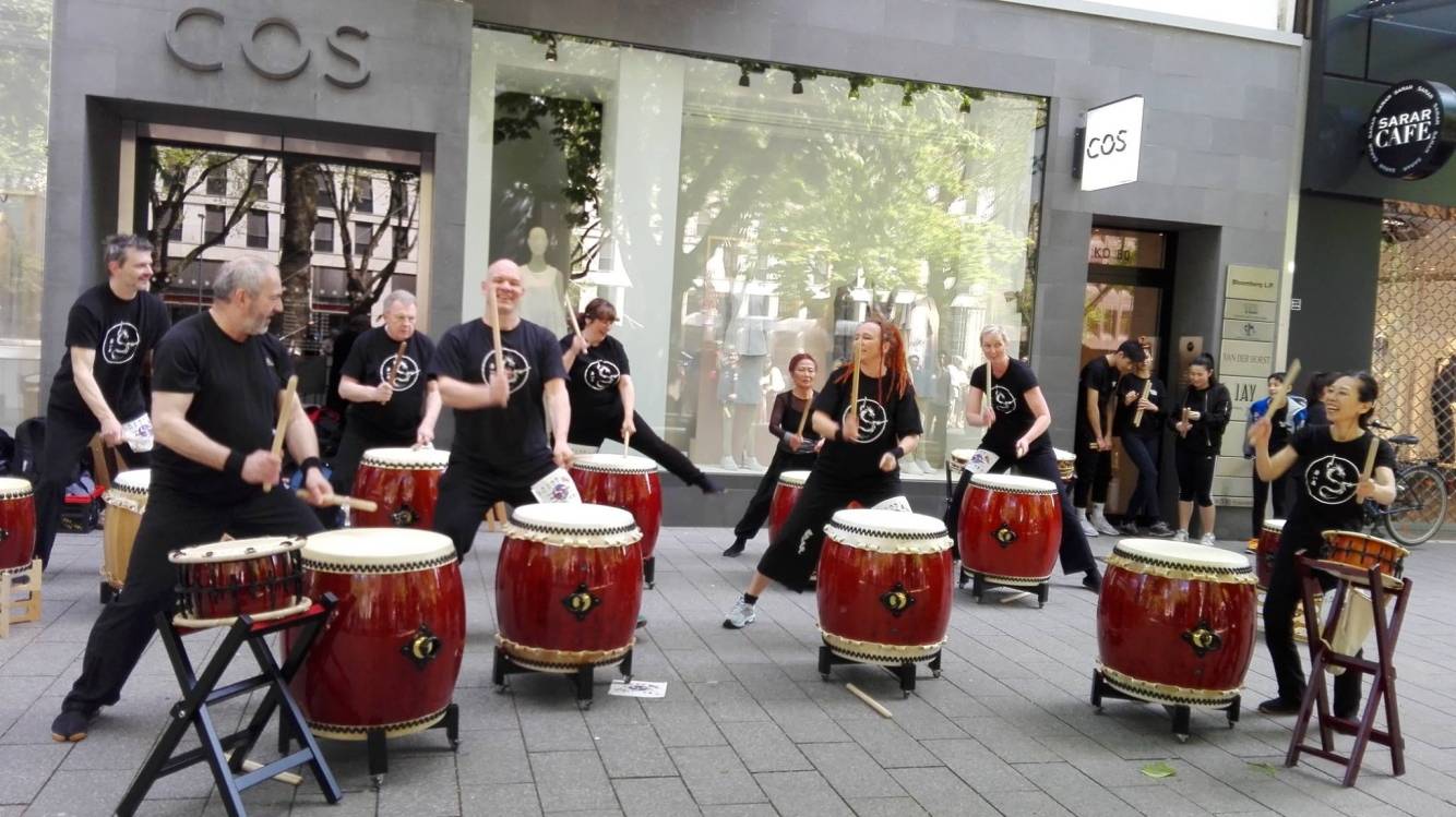  Taiko-Trommeln ist erst in jüngster Zeit bei uns populär geworden. Die Gruppe „Aman-Djaku“ wird im Rahmen des Sommerfestes aufspielen und mit donnernden Rhythmen und einer synchronen Performance für Stimmung und Bewegung sorgen. 