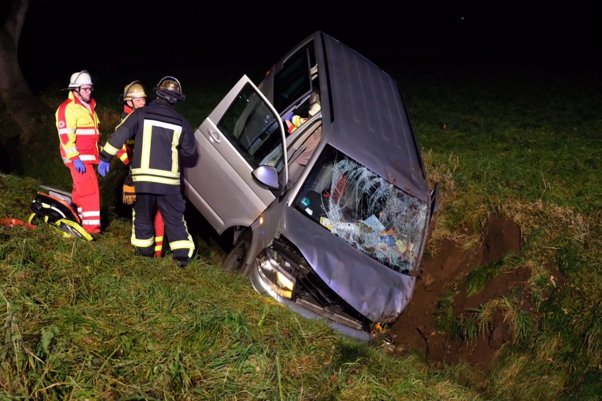 Der Wagen landete im Graben, der Fahrer musste von der Feuerwehr befreit werden.