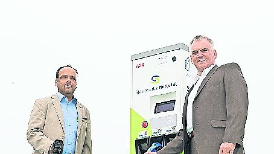Stadtwerke-Geschäftsführer Norbert Dieling (r.) und Andreas Haut, Spezialist für erneuerbare Energien bei den Stadtwerken Nettetal, bei der Inbetriebnahme