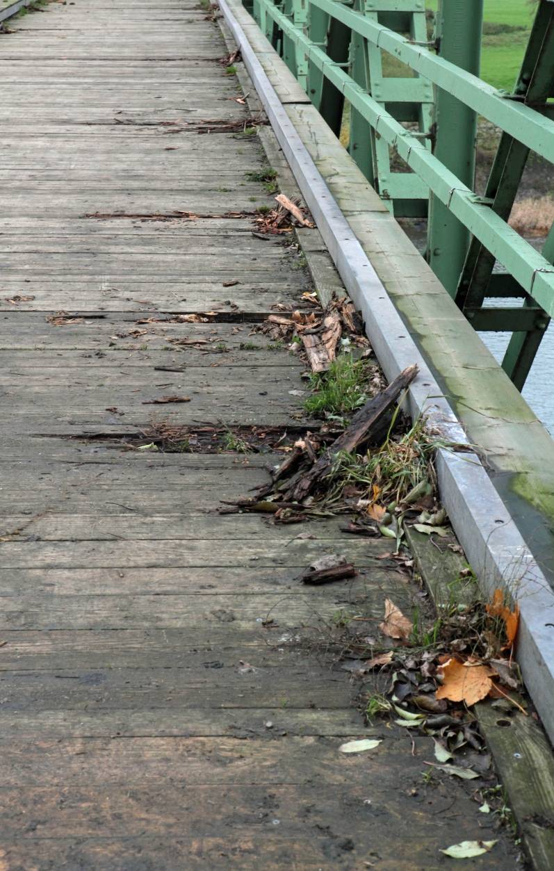  Aufgrund von "Bauwerksschäden" sei die Brücke gesperrt. Ob mehr als nur ein paar morsche Bohlen erneuert werden müssen, scheint wahrscheinlich. 