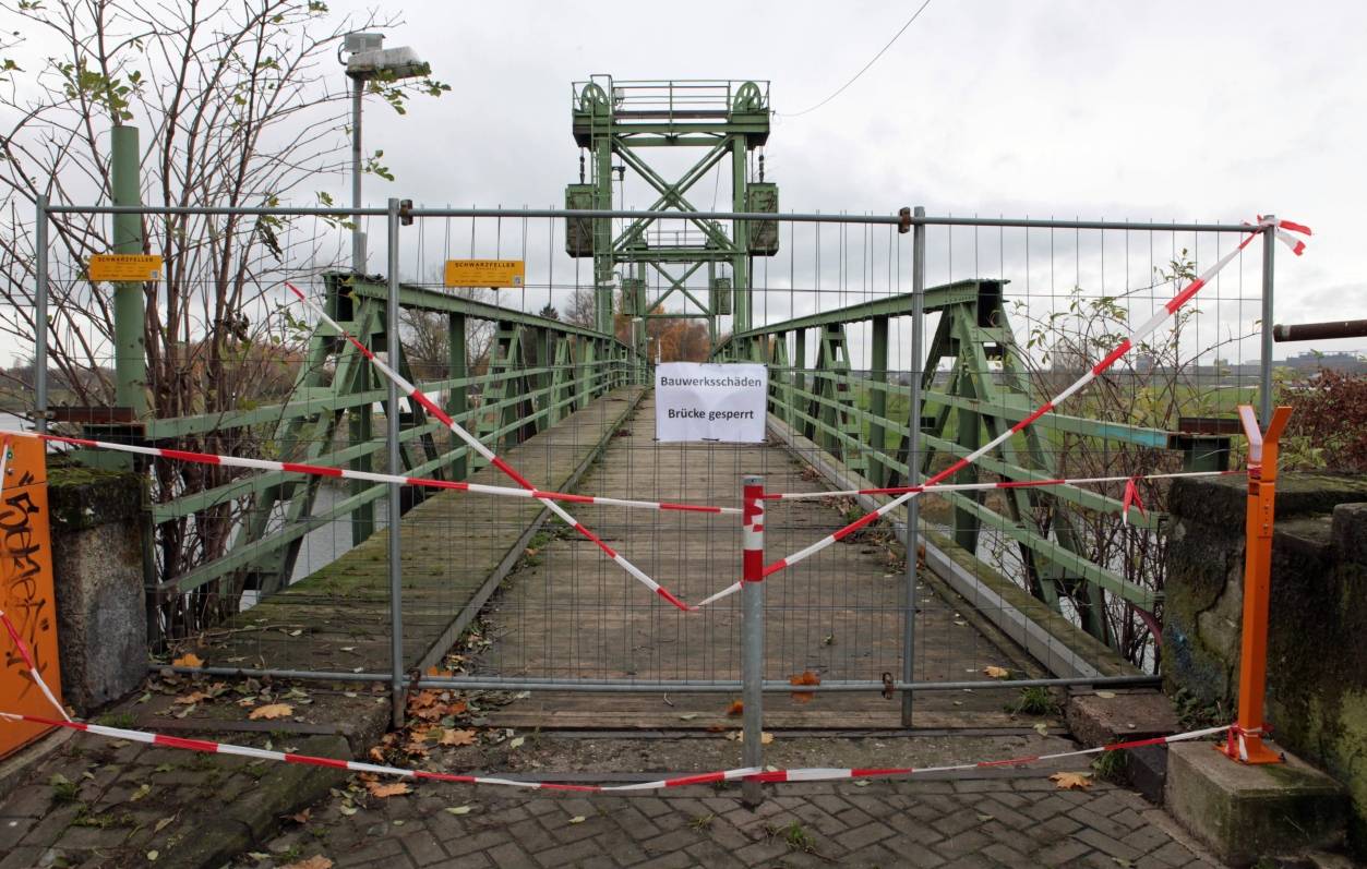 Die alte Hubbrücke am Rheinpreußenhafen ist erneut gesperrt. Bürgerinnen und Bürger sind verärgert, dass nach nicht einmal einem Jahr die Brücke wieder nicht passierbar ist und sie somit nicht ohne Umwege ins Rheinvorland kommen.