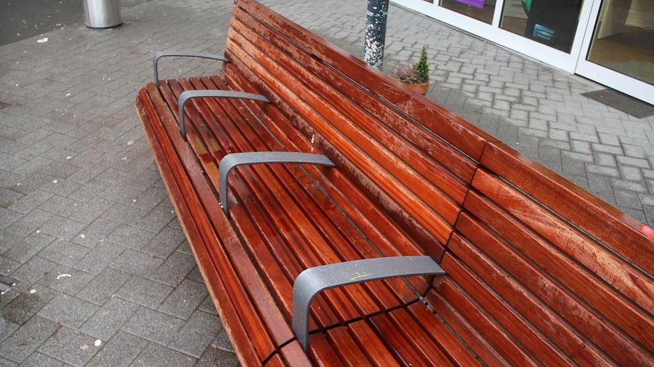 Die Armlehnen sollen verhindern, dass sich hier jemand zum "Rausch ausschlafen"...