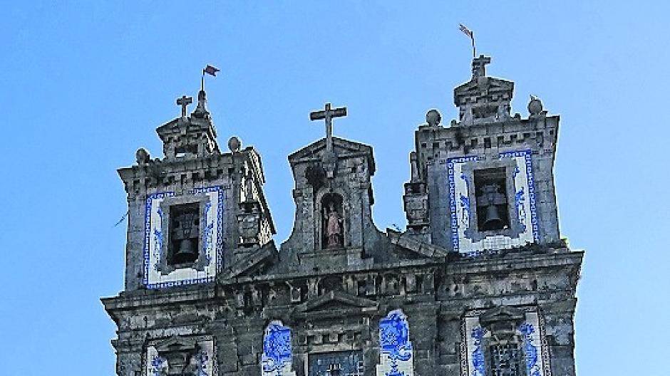  Die drei Pilgerinnen vor der berühmten Kathedrale von Porto.  