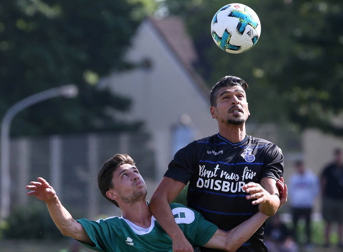  Enis Hajri bleibt beim Positionswechsel zur rechten Abwehrseite positiv: „Ich unterstütze die Mannschaft, so gut ich kann, egal wo ich stehe.“ 