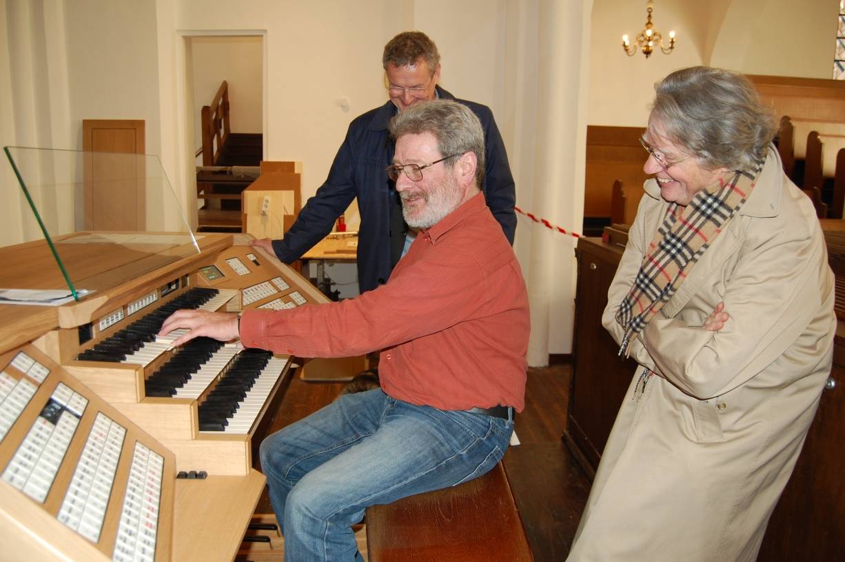 Organist Axel Berchem, Pfarrer Torsten Maes und Konrad Göke freuen sich, dass nun endlich wieder Orgelklänge in der Stadtkirche zu hören sind.