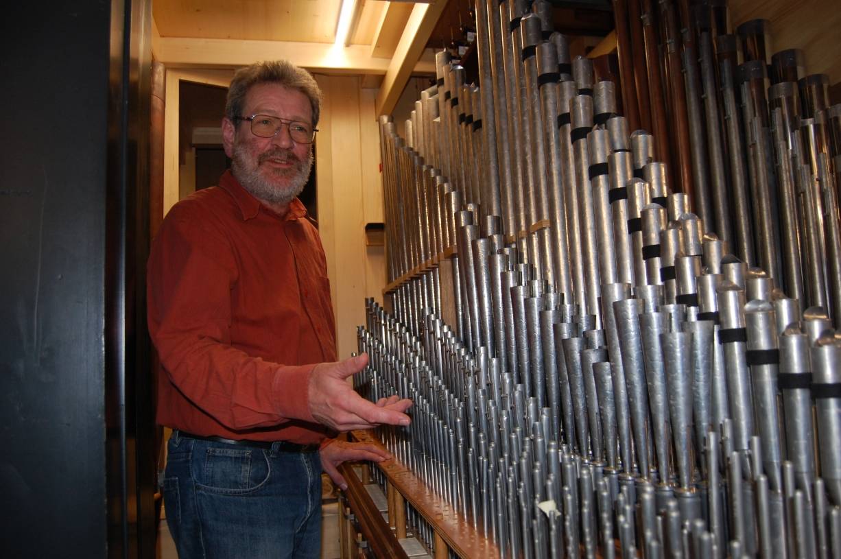  Axel Berchem erklärt das Innenleben der Orgel. 
