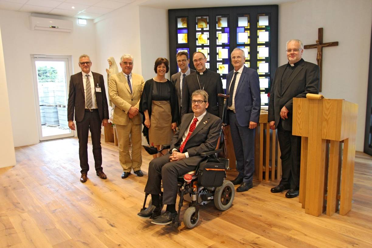 Gruppenfoto zur Weihe der neuen Kapelle (stehend vl): Joachim Pertz (Hausleitung), Freiherr Hubertus von Loe (Vorsitzender Kuratorium Malteser Deutschland), Susanne van Dinther (Pflegedienstleitung), Dr. Franz Graf von Harnoncourt (Geschäftsführer Malteser Deutschland), Weihbischof Rolf Lohmann, Roland Niles (geschäftsführender Prokurist Malteser Rhein-Ruhr gGmbH), Pfarrer Andreas König (Pfarrgemeinde St. Matthias) und im Vordergrund: Siegfried Schrade (Vorsitzender Bewohnerbeirat).