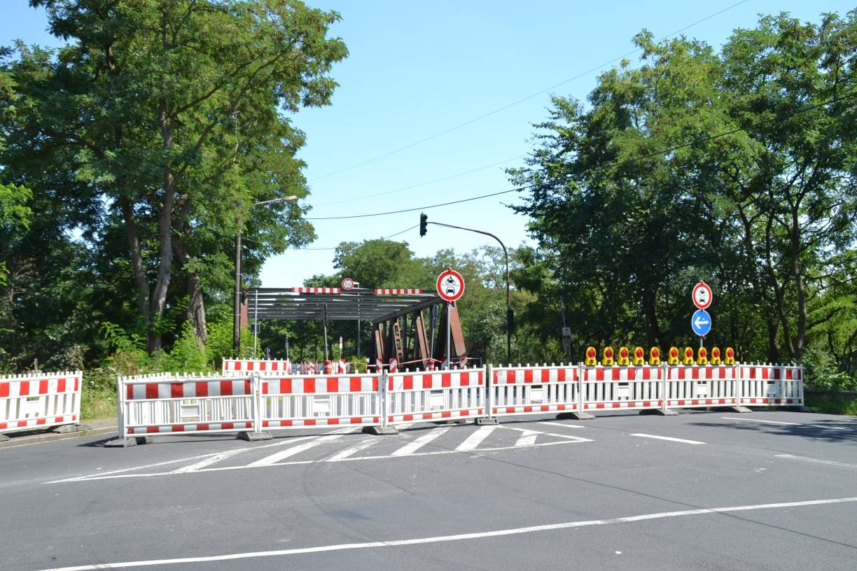 Seit einigen Wochen ist die baufällige Cölve-Brücke nun gesperrt. Ein Neubau muss her - der wichtiger für Duisburg als für den Eigentümer die Stadt Moers wäre. Das sorgt für Spannungen.