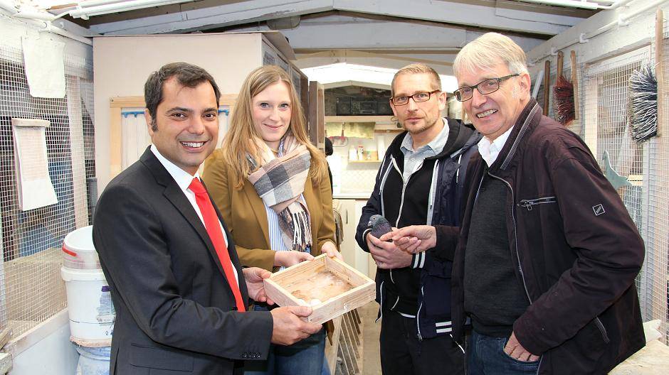 Sparkassenchef Giovanni Malaponti, Projektleiterin Stefanie Metzner, Anleiter Martin Oswald und Geschäftsführer Dr. Ulrich Rauter im Stadttaubenhaus am Moerser Bahnhof. Dort leben aktuell 350 Tiere, die keinen Nachwuchs mehr ausbrüten können, weil ihre Eier gegen Attrappen ausgetauscht werden.