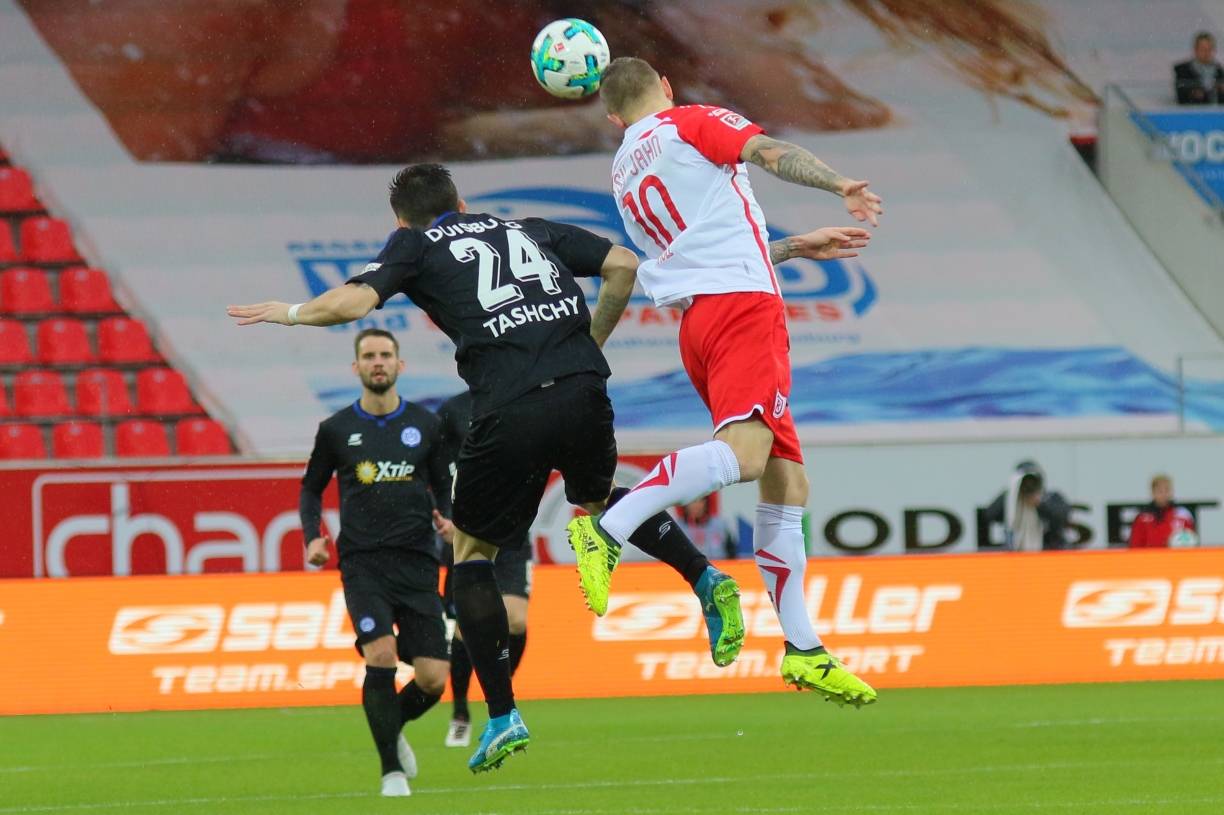  Nichts zu holen gab es für Boris Tashchy, hier gegen Marvin Knoll, und seinen MSV Duisburg bei Jahn Regensburg. 