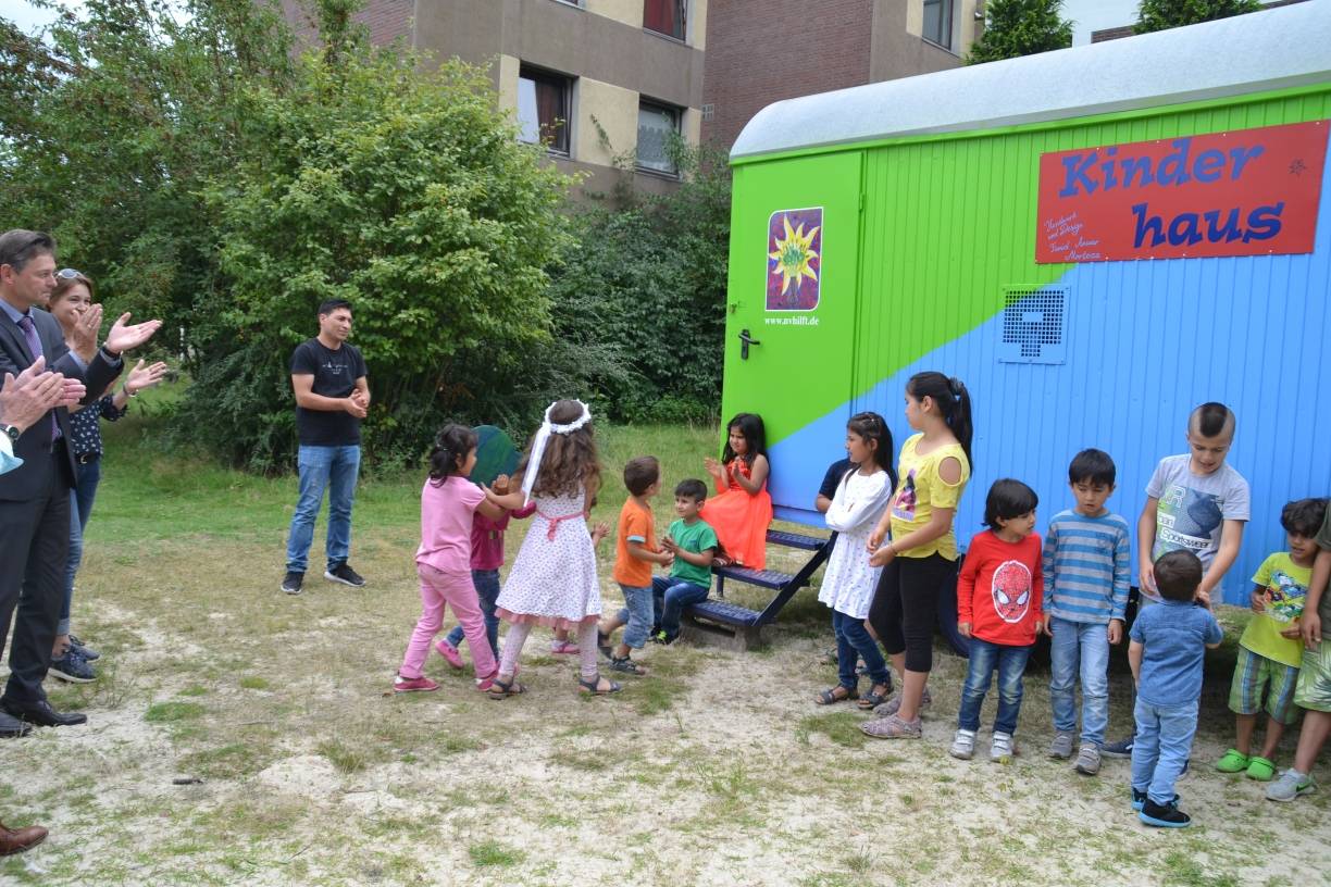  Die Kids bekommen von der Vereinsvorsitzenden Melanie von der Weiden (2.v.l) einen symbolischen Schlüssel für den Wagen. Bürgermeister Harald Lenßen (l.) und die anderen Gäste freuen sich mit den Kids.  
