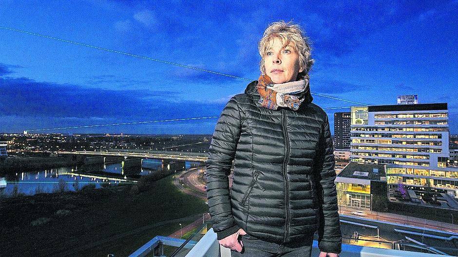 Künstlerin Suzanne Berkers auf der Dachterrasse des Nedinsco-Turms Venlo. Im Hintergrund der Laserstrahl zwischen ‚Innovatoren‘ und Stadskantoor in Richtung der Hochhäuser Molenbossen.