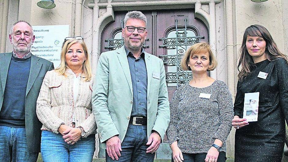 Karl-Heinz Schayen (Weisser Ring), die Kreis-Gleichstellungsbeauftragte Petra Hommers, Dr. Bernhard Uhl und Dr. Kerstin Belitz vom St. Vinzenz-Hospital sowie Axana Getzlaff vom Verein Frauen helfen Frauen Moers.