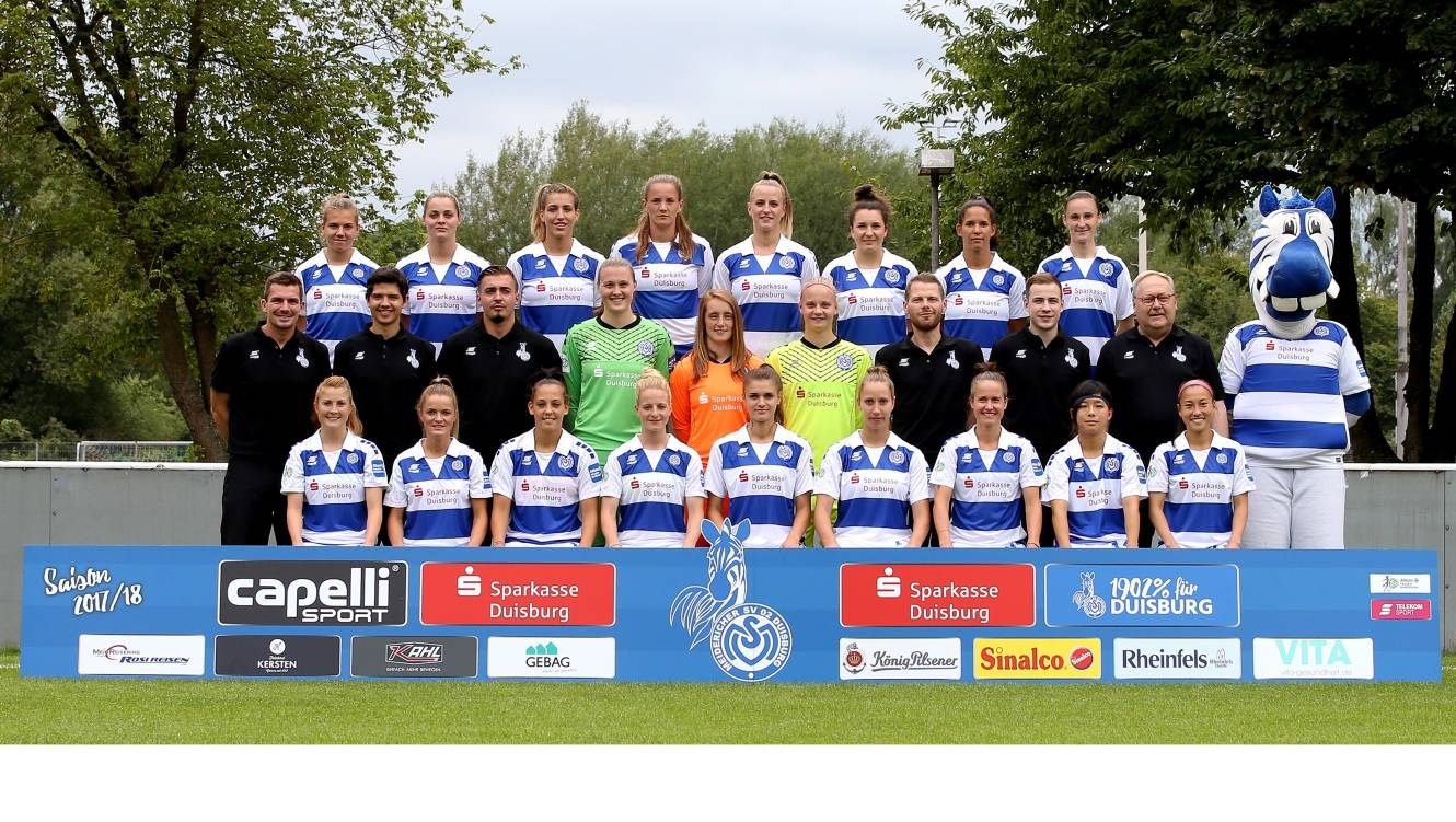 Teamfotoshooting bei der Frauenfußballmannschaft des MSV Duisburg: Auf eine erfolgreiche Saison in der Allianz Frauen-Bundesliga