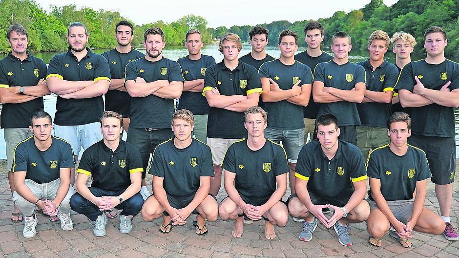  Der ASCD-Kader für die kommende Spielzeit: Von hinten links: Arno Troost, Manuel Grohs, Stefan Popovic, Paul Schüler, Florian Gromann, Marlo Guth, Vitor Pavicic Capucho, Dzenis Smajic, Marius Neuens, Mark Gansen, Moritz Schmidt, Bela Basso, Christopher Hans. Vorne von links: Nikolaos Raptakis, Nick Möller, Nils Illinger, Tobias Gietz, Veljko Stanimirovic, Konstantin Kerpensian Es fehlen: Stratos Manolakis, Dennis Eidner, Jan Bakulo, Gilbert Schimanski. 