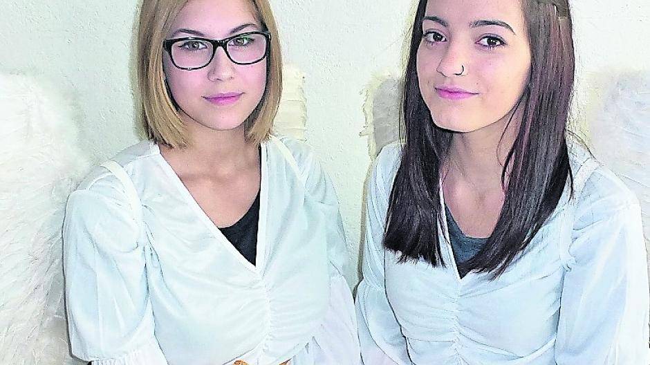 Zwei Engelchen besuchen am Sonntag den Nikolausmarkt und verteilen Süßigkeiten an die Kinder.