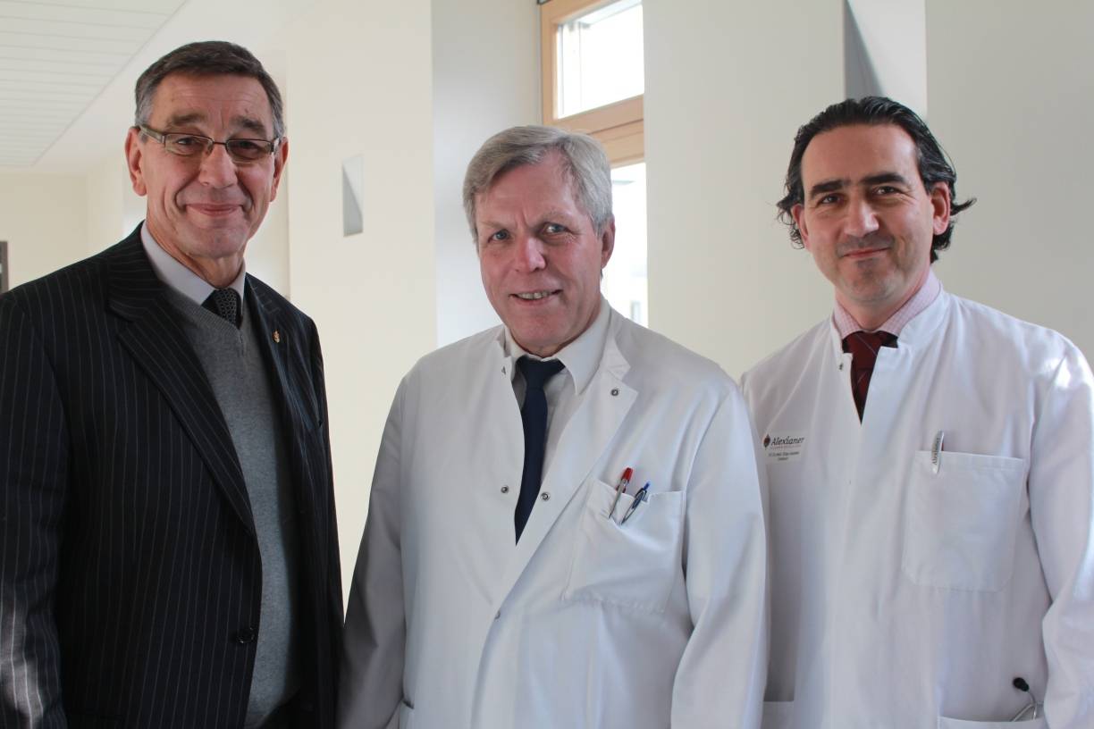 Willkommen: Alexianer-Regionalgeschäftsführer Michael Wilke (l.) und der Direktor der Chirurgischen Kliniken PD Dr. Elias Karakas (r.) begrüßen Professor Dr. Dr. Bernd Luther als Direktor der neuen Klinik für Gefäßchirurgie.