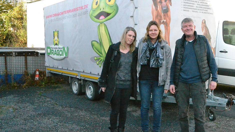 Finderin Dèsirèe Wißkirchen sowie die Gespannbesitzer Birgit und Christian Faust freuen sich, dass der Anhänger wieder da ist: Es bleiben aber viele Fragen an die Polizei.