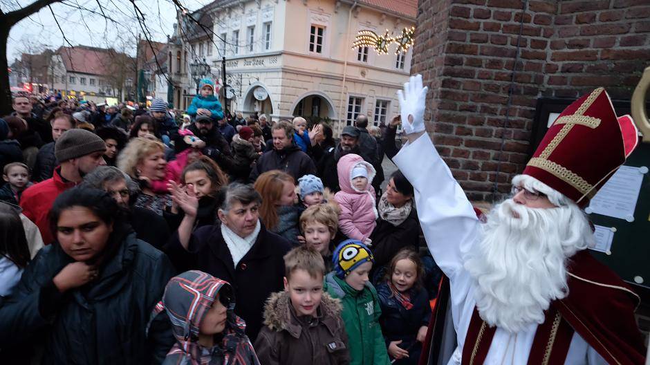 Hüls feiert den Nikolaus und seine Begleiter