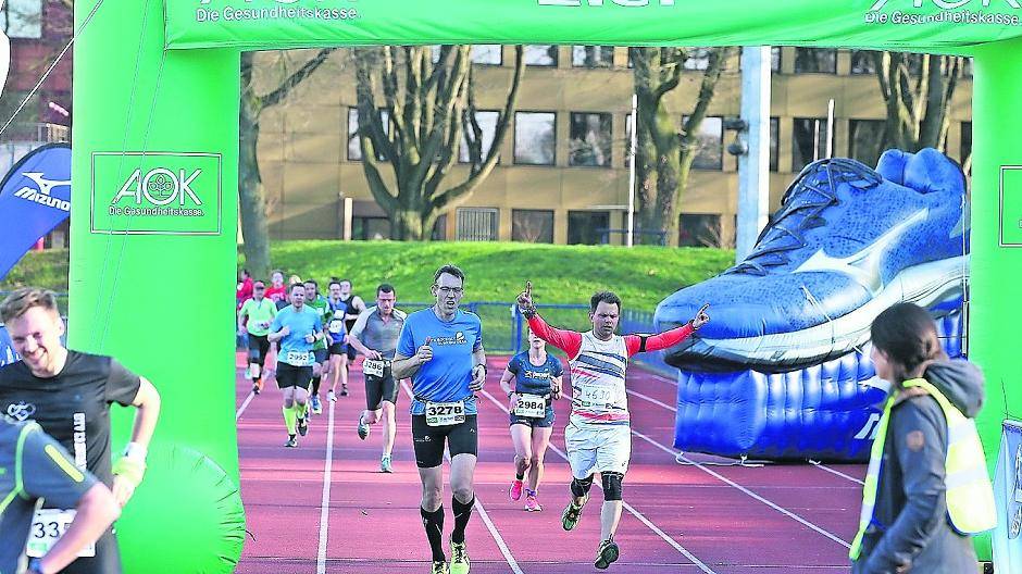 Geschafft: Zieleinlauf der Halbmarathon-Läufer beim Finale der diesjährigen Winterlaufserie.