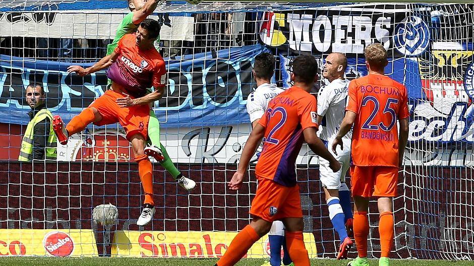  Entschlossen zur Sache gehen wie hier Mark Flekken, dann sind auch Punkte drin. 