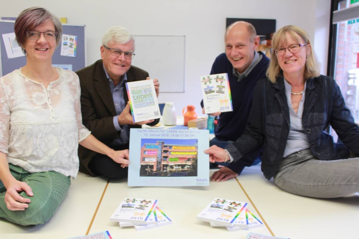  Laden ein, im Programmheft zu stöbern: die Fachbereichsleiter Gabi Rinass-Goertz (l.), Joachim Steinberg (r.) und Ute Lindemann-Degen sowie Beiratsvorsitzender Ludger Alofs (2.v.l.). 