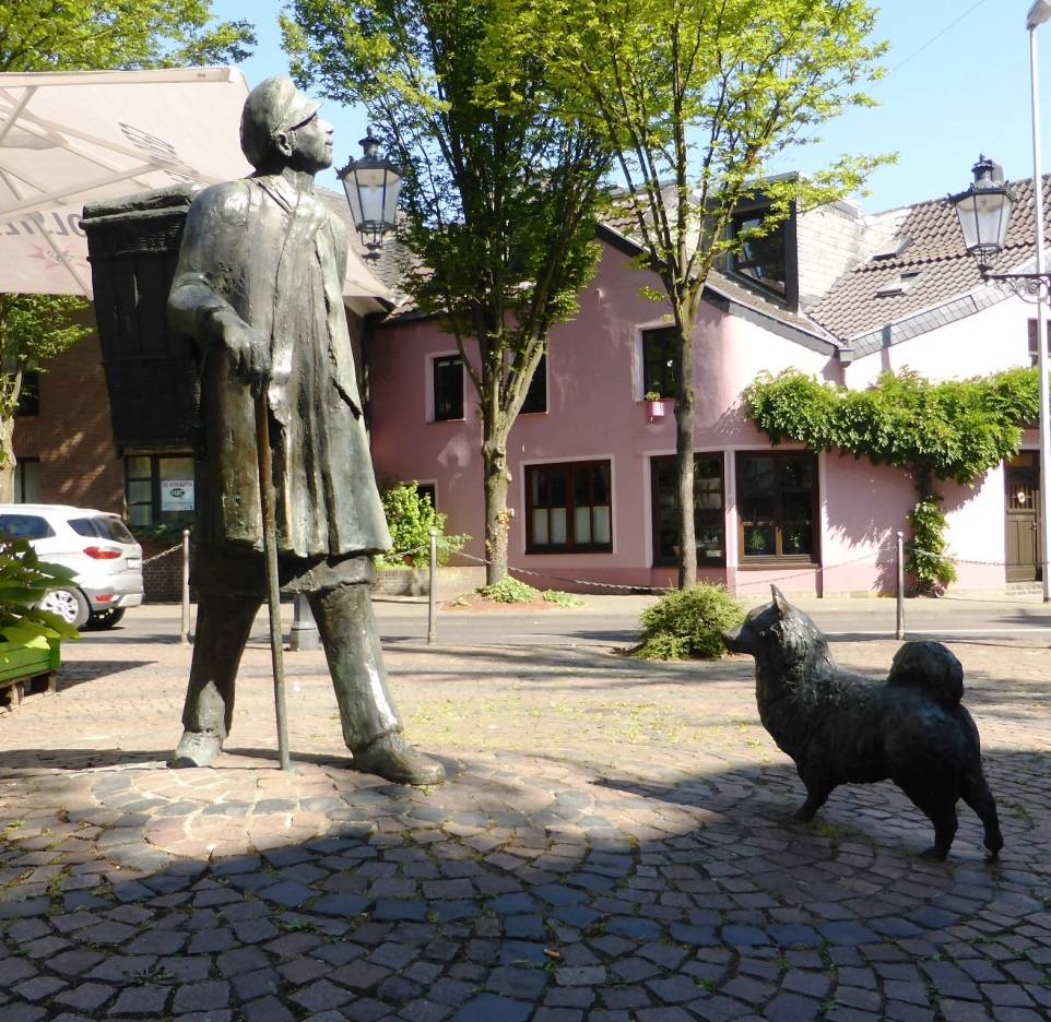 Die bronzene Kiependraeger-Skulptur in der Breyeller Ortsmitte.