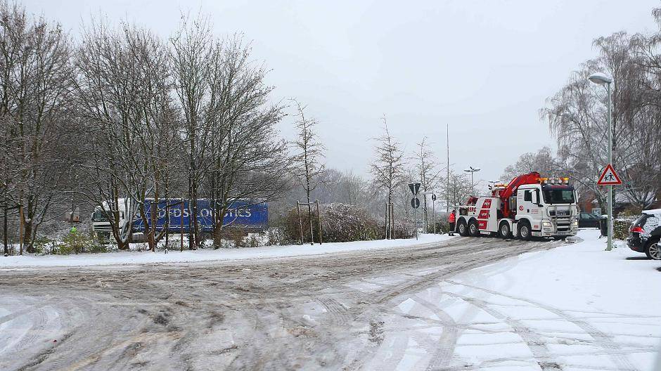 Lastwagen bleiben im Schneematsch stecken