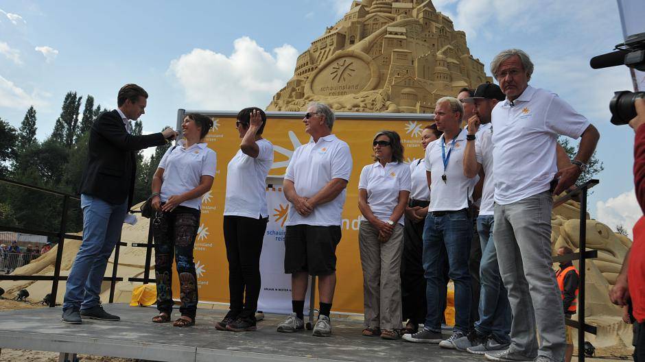 Zunächst wurden jedoch Teile des Sandkünstlerteams vorgestellt. Insgesamt waren 19...