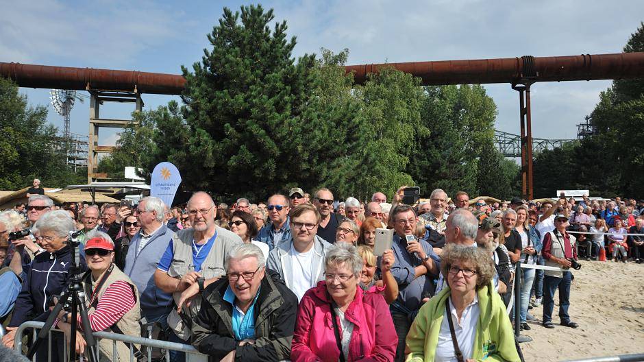 Schätzungsweise 2.000 Besucher wollten die Verkündung des Rekords miterleben. Hier ein...