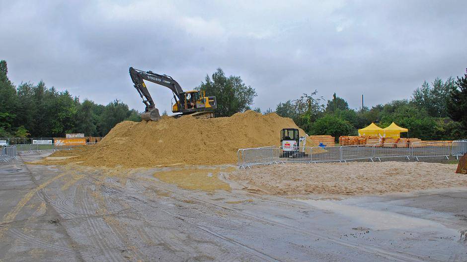 Der wird dann zunächst von Bagger und Planierraupe zusammengeschoben, um von Hand mit...