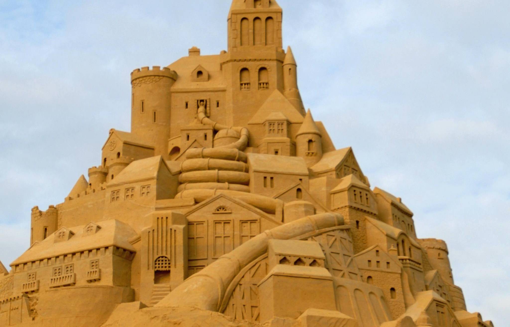 Wer mit Hilfe eines Teleobjektivs oder eines Fernglases nach oben schaut, kann viele...