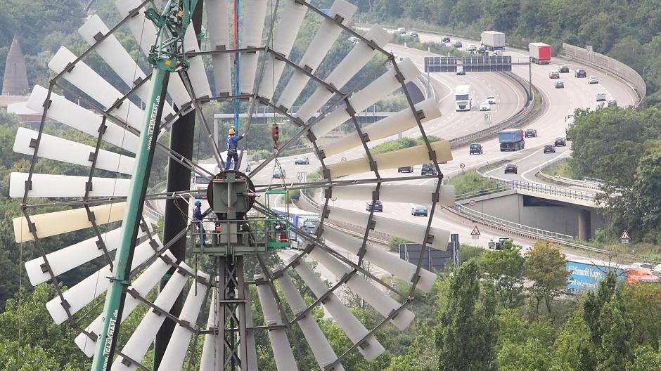 Ein Wahrzeichen des Landschaftsparks und Hinkucker, nicht nur von der A 42 aus, kehrt zurück: das Windrad.