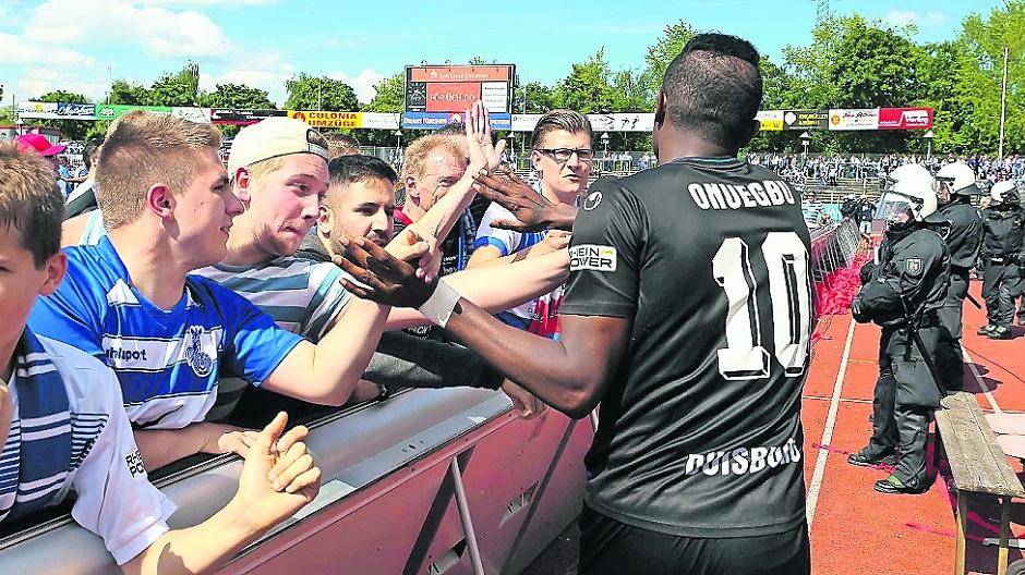 Abklatschen mit dem „King“ nach dem Abpfiff