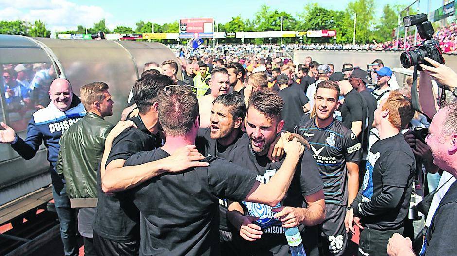 Grenzenlose Erleichterung und Freude bei Tim Albutat &amp; Co. nach dem Abpfiff im Kölner Südstadion. Fotos(4): MaBo Sport