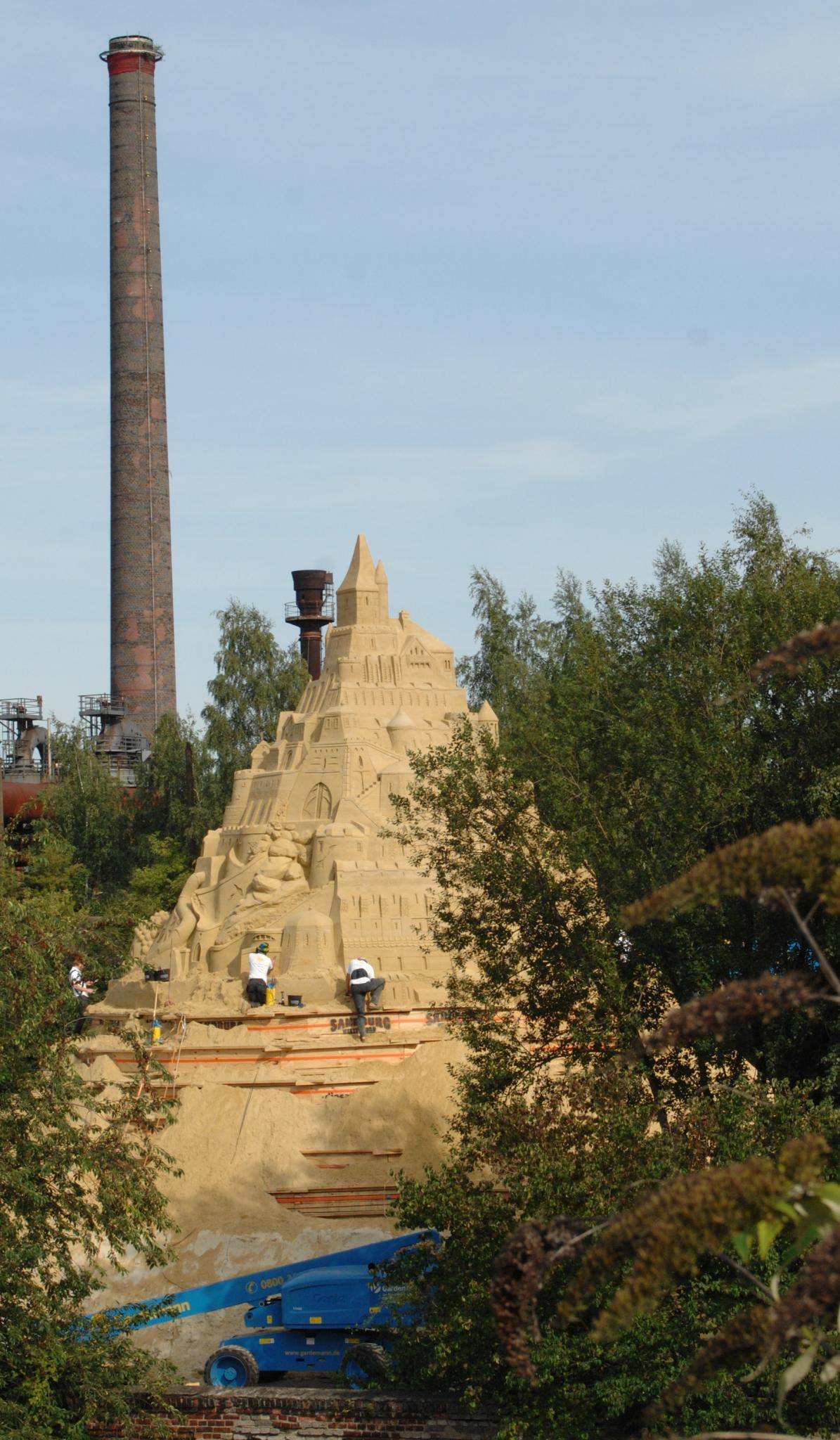 Wer den Landschaftspark von der "Ikea-Seíte" ansteuert, sieht die Sandburg schon von...